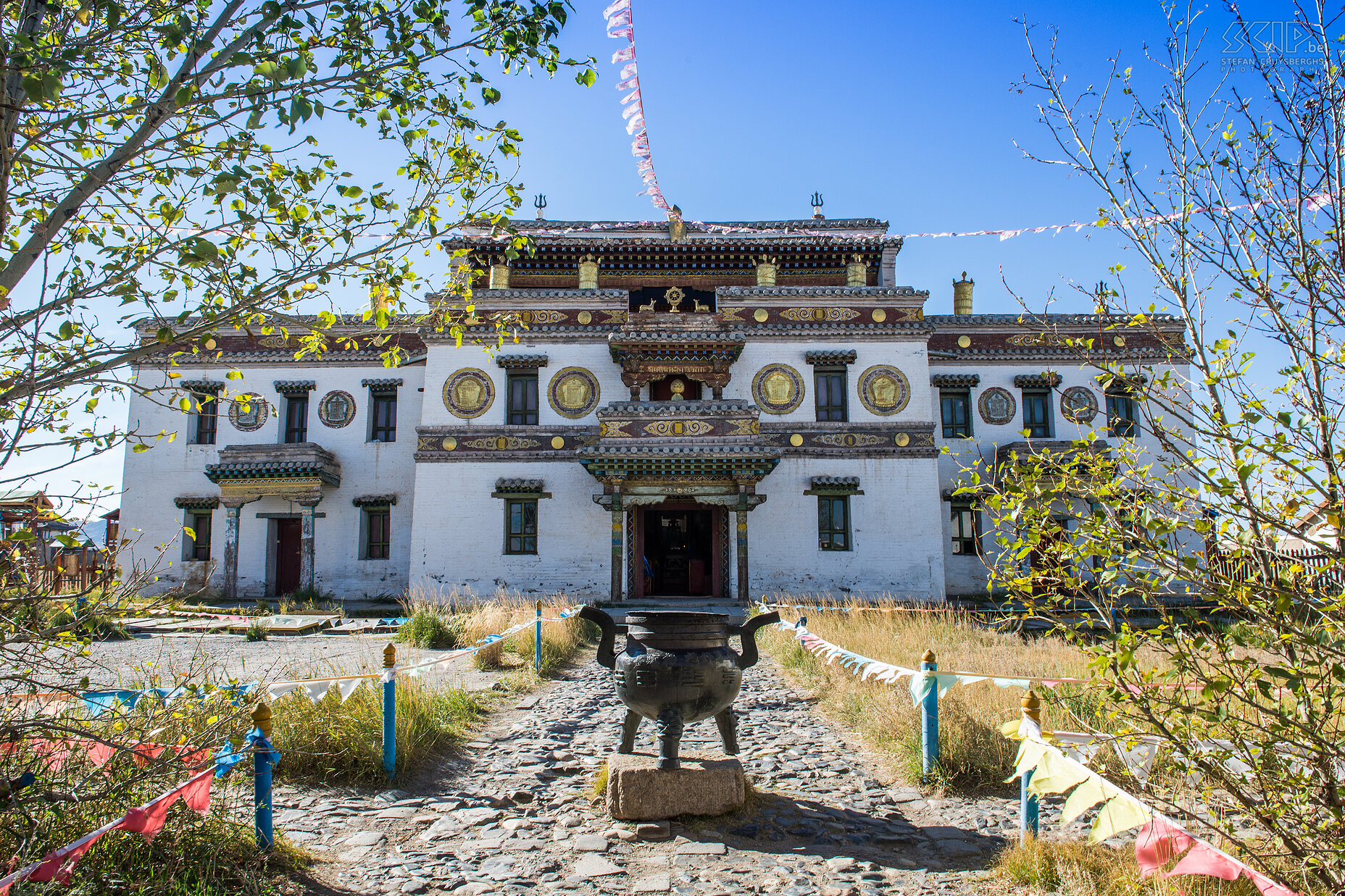 Kharkhorin - Erdene Zuu De bouw van het klooster van Erdene Zuu startte in 1586 maar het was pas 300 jaar later klaar. In de 19e eeuw leefden meer dan 1000 monniken in het complex dat intussen 62 tempels binnen haar muren telde. In 1939 werd het overgrote deel van de Mongoolse kloosters afgebroken in opdracht van de communistische leider Chorloogijn Tsjoibalsan. De monniken werden op grote schaal vervolgd. Ook het Erdene Zuu werd onder handen genomen. Slechts een paar gebouwen, plus de buitenmuur bleven gespaard. Sinds 1990 is het complex weer in gebruik als klooster. Stefan Cruysberghs